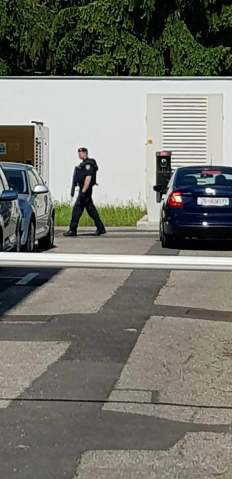 Kako javlja naša reporterka, osumnjičeni Alem Č. je u sud uveden na protupožarni ulaz, a oko suda su jake mjere sigurnosti