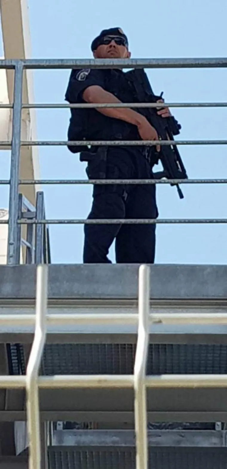 Kako javlja naša reporterka, osumnjičeni Alem Č. je u sud uveden na protupožarni ulaz, a oko suda su jake mjere sigurnosti