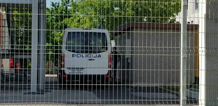 Kako javlja na&scaron;a reporterka, osumnjičeni Alem Č. je u sud uveden na protupožarni ulaz, a oko suda su jake mjere sigurnosti