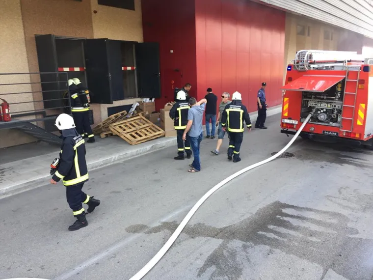 U trgovačkom centru Dalmare u &Scaron;ibeniku izbila dva požara: evakuirani svi posjetitelji