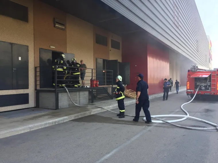 U trgovačkom centru Dalmare u &Scaron;ibeniku izbila dva požara: evakuirani svi posjetitelji