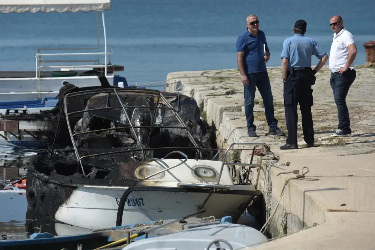 &Scaron;est brodova potpuno je izgorjelo u požaru koji je probudio mje&scaron;tane Sv. Filipa i Jakova