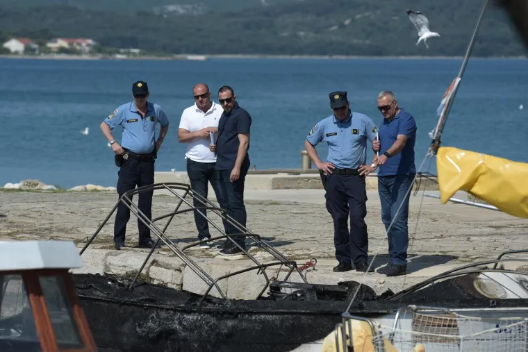 &Scaron;est brodova potpuno je izgorjelo u požaru koji je probudio mje&scaron;tane Sv. Filipa i Jakova