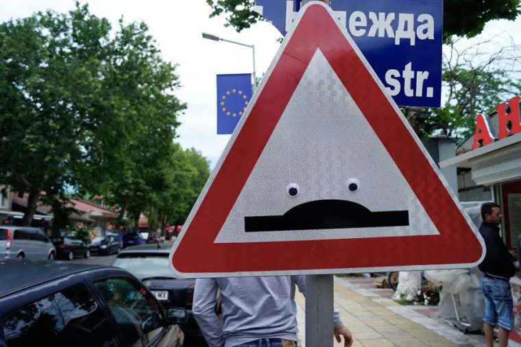 Vanyu Krastev odlučio je ukrasiti ulice Bugarske ti to tako da posvuda lijepi oči. Svoje intervencije marljivo bilježi i objavljuje na Instagramu, a neke od njih okupili smo u galeriji.