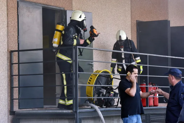 U &scaron;ibenskom trgovačkom centru Dalmareu u utorak oko 13 sati izbio je požar, a posjetitelji i zaposlenici iz centra  su odmah evakuirani.