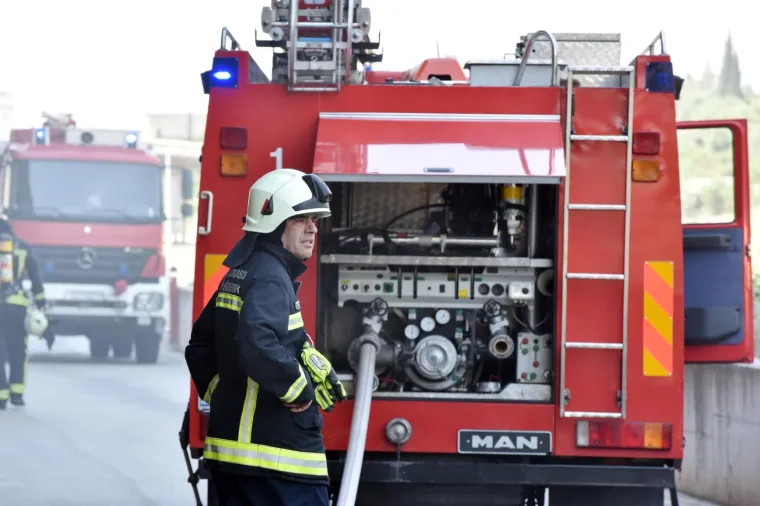 Dio &Scaron;ibenika ostao je bez struje zbog požara, jer je vatra planula na razvodnoj kutiji objekta.