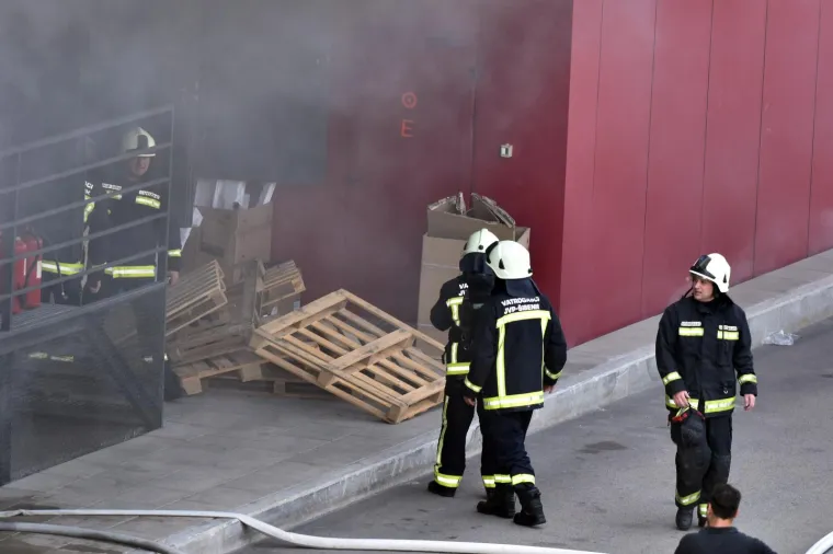 PANIKA U &Scaron;IBENSKOM TRGOVAČKOM CENTRU: U Dalmareu izbio požar, ljudi odmah evakuirani