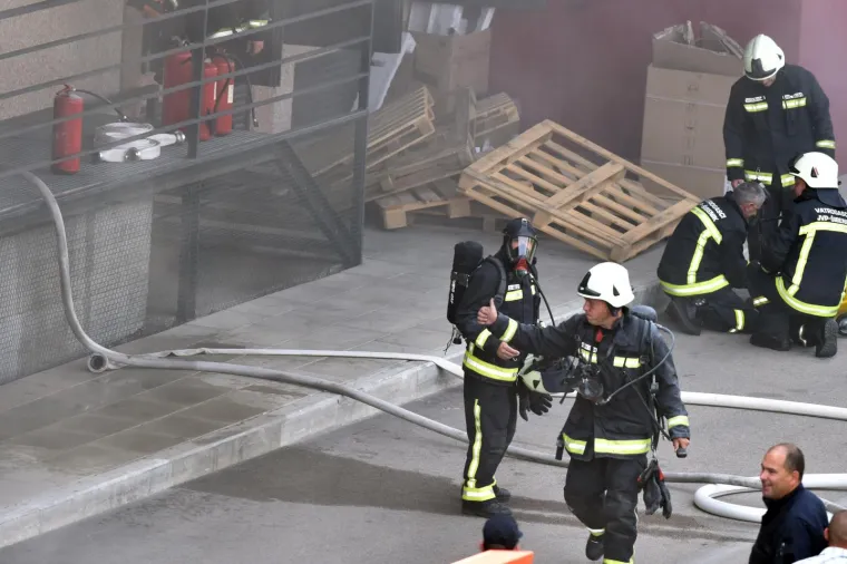 PANIKA U &Scaron;IBENSKOM TRGOVAČKOM CENTRU: U Dalmareu izbio požar, ljudi odmah evakuirani