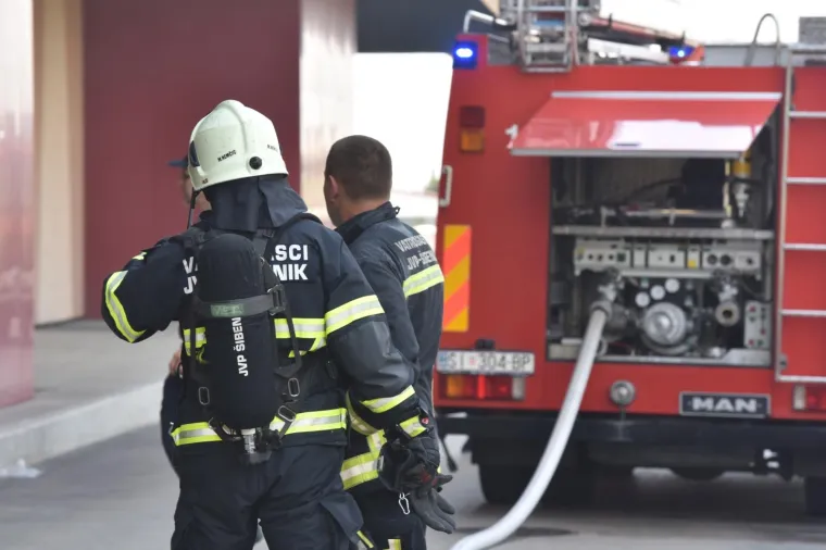 PANIKA U &Scaron;IBENSKOM TRGOVAČKOM CENTRU: U Dalmareu izbio požar, ljudi odmah evakuirani