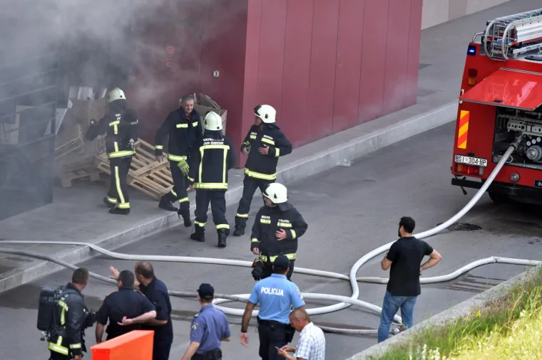 PANIKA U &Scaron;IBENSKOM TRGOVAČKOM CENTRU: U Dalmareu izbio požar, ljudi odmah evakuirani