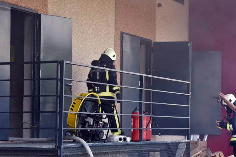 PANIKA U &Scaron;IBENSKOM TRGOVAČKOM CENTRU: U Dalmareu izbio požar, ljudi odmah evakuirani