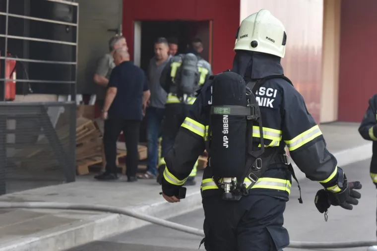 PANIKA U &Scaron;IBENSKOM TRGOVAČKOM CENTRU: U Dalmareu izbio požar, ljudi odmah evakuirani