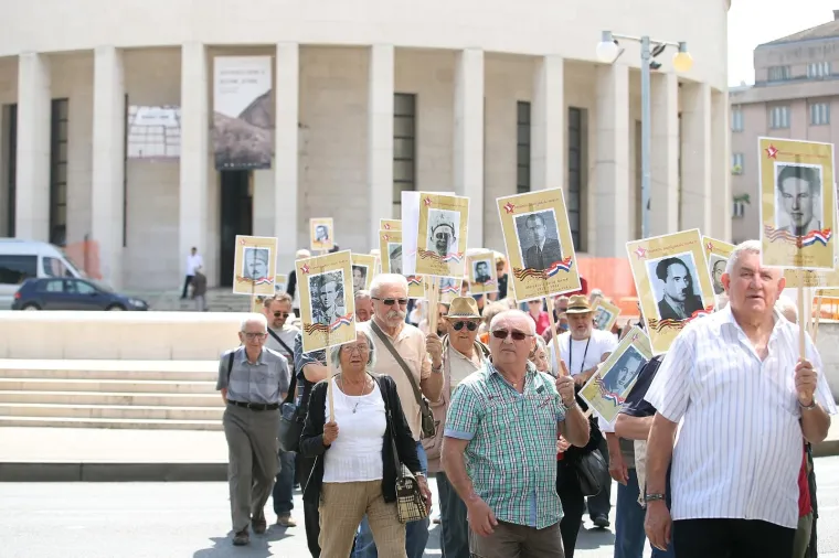 Dvjestotinjak sudionika povorke "Besmrtnog partizanskog odreda" okupilo se u utorak na Trgu žrtava fašizma, odakle su sa zastavama i fotografijama poginulih boraca NOB-a krenuli prema Trgu Republike Hrvatske, gdje su pustili balone mira.