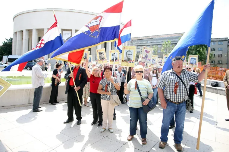 Na početku povorke istaknuti su veliki transparent s natpisom "Besmrtni partizanski odred" i zastave Hrvatske, Europske unije i Saveza antifašističkih boraca i antifašista Hrvatske (SABA). Sudionici povorke nose fotografije boraca NOB-a koji su poginuli u Drugom svjetskom ratu i povremeno pjevaju partizanske pjesme.
