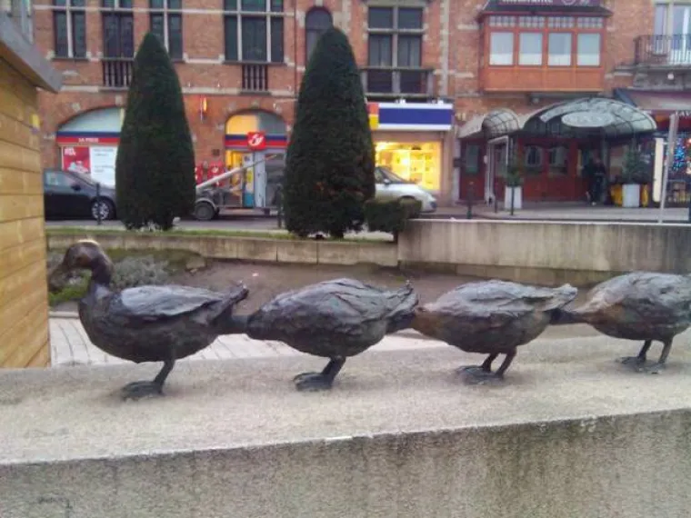 NEKE SKULPTURE KAO DA PROVOCIRAJU LJUDE DA SE SPRDAJU S NJIMA: Što je kipar točno htio reći?