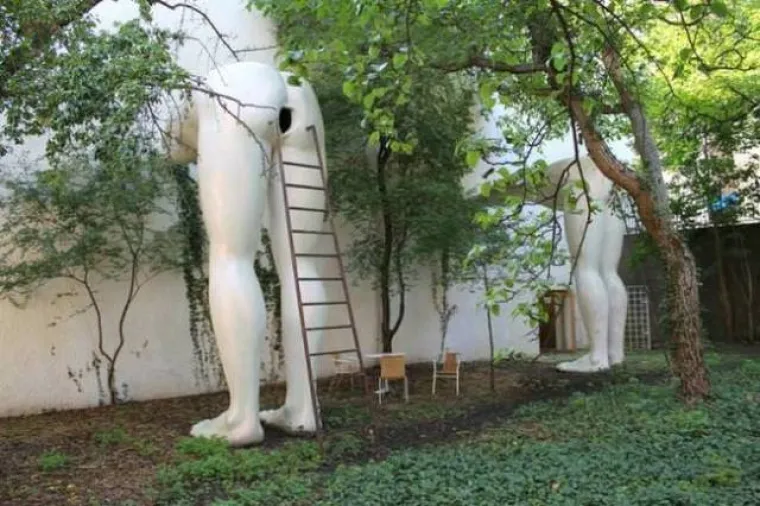 NEKE SKULPTURE KAO DA PROVOCIRAJU LJUDE DA SE SPRDAJU S NJIMA: Što je kipar točno htio reći?
