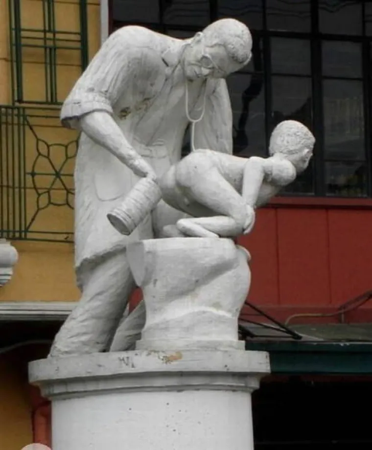 NEKE SKULPTURE KAO DA PROVOCIRAJU LJUDE DA SE SPRDAJU S NJIMA: Što je kipar točno htio reći?