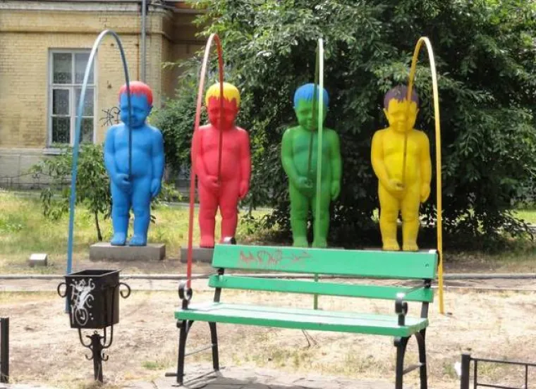NEKE SKULPTURE KAO DA PROVOCIRAJU LJUDE DA SE SPRDAJU S NJIMA: Što je kipar točno htio reći?