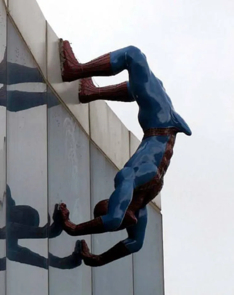 NEKE SKULPTURE KAO DA PROVOCIRAJU LJUDE DA SE SPRDAJU S NJIMA: Što je kipar točno htio reći?