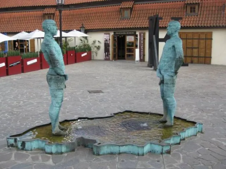 NEKE SKULPTURE KAO DA PROVOCIRAJU LJUDE DA SE SPRDAJU S NJIMA: Što je kipar točno htio reći?