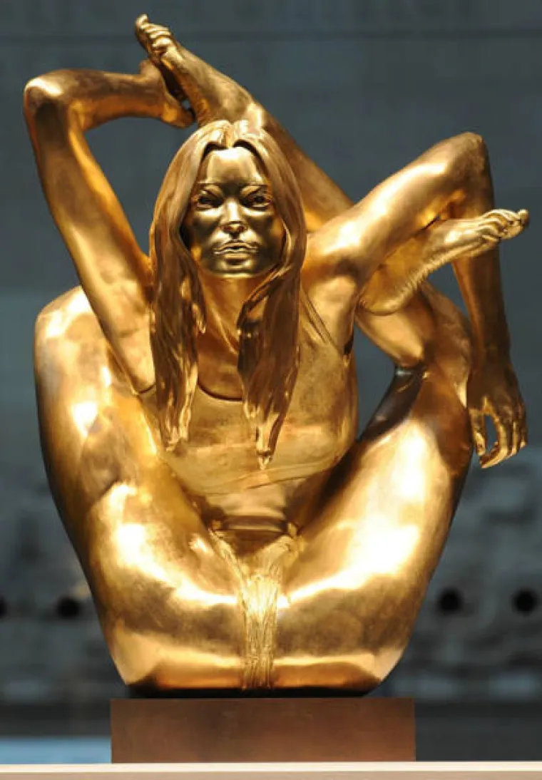 NEKE SKULPTURE KAO DA PROVOCIRAJU LJUDE DA SE SPRDAJU S NJIMA: Što je kipar točno htio reći?