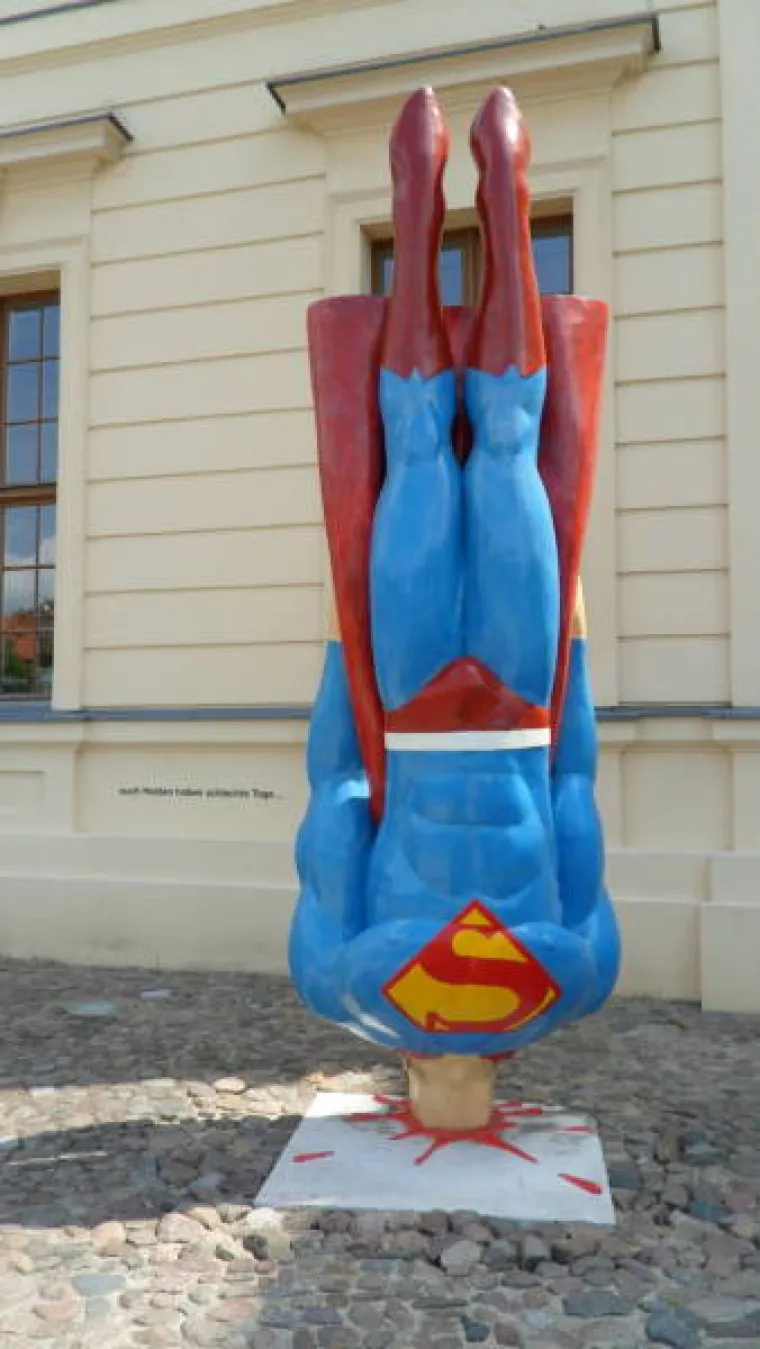 NEKE SKULPTURE KAO DA PROVOCIRAJU LJUDE DA SE SPRDAJU S NJIMA: Što je kipar točno htio reći?