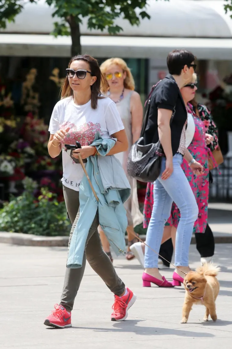 Iva Majoli je danas pro&scaron;etala centrom Zagreba sa svojim psićem.