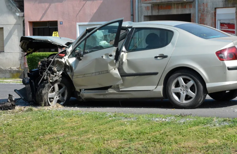 Te&scaron;ka prometna nesreća u Lužanima: jedna osoba poginula, a automobili potpuno smrskani