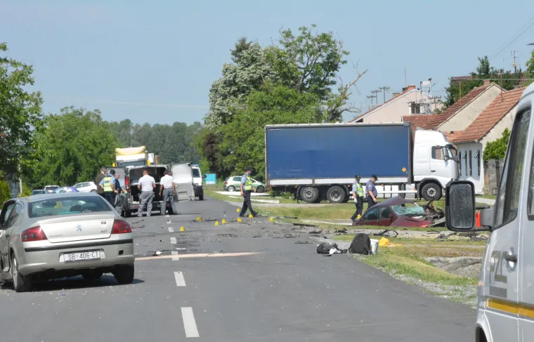 Te&scaron;ka prometna nesreća u Lužanima: jedna osoba poginula, a automobili potpuno smrskani