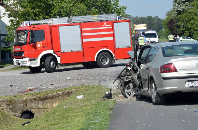 Te&scaron;ka prometna nesreća u Lužanima: jedna osoba poginula, a automobili potpuno smrskani