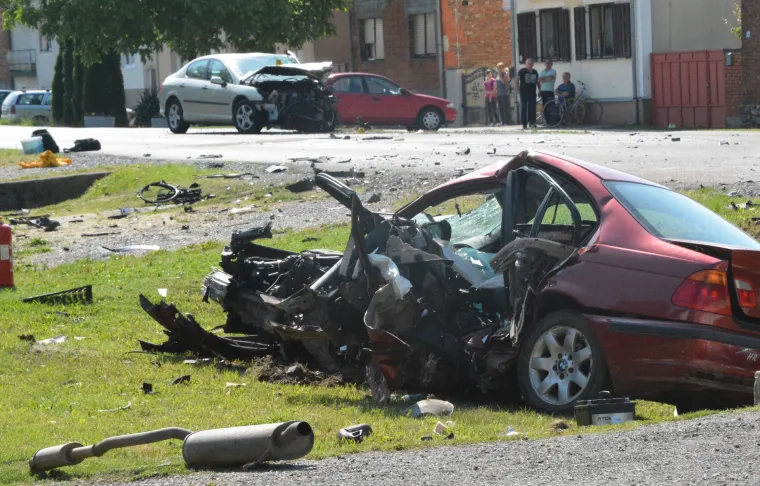 Te&scaron;ka prometna nesreća u Lužanima: jedna osoba poginula, a automobili potpuno smrskani