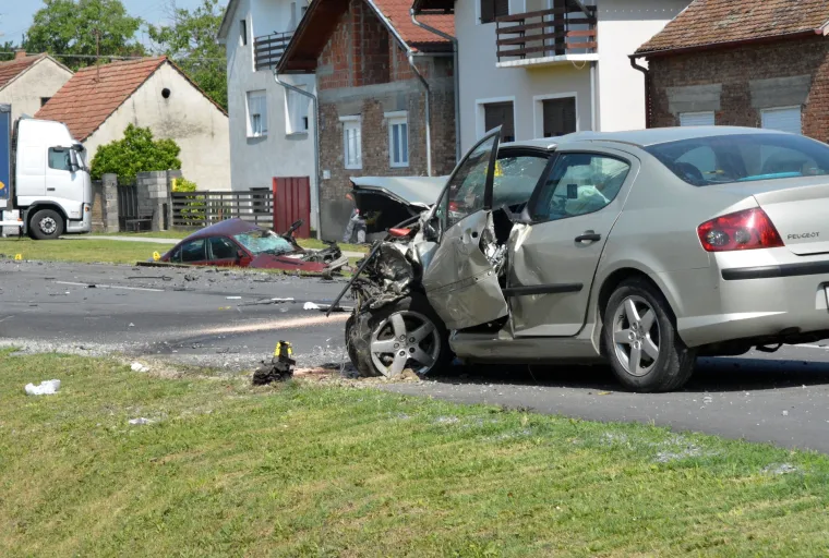 Te&scaron;ka prometna nesreća u Lužanima: jedna osoba poginula, a automobili potpuno smrskani