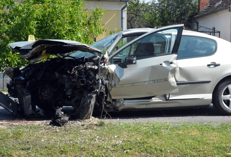 Te&scaron;ka prometna nesreća u Lužanima: jedna osoba poginula, a automobili potpuno smrskani