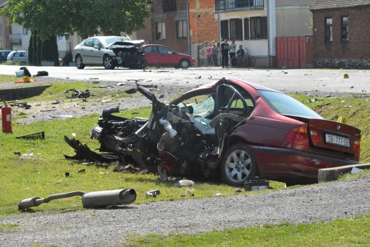 Te&scaron;ka prometna nesreća u Lužanima: jedna osoba poginula, a automobili potpuno smrskani
