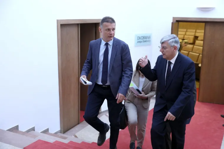 Prije početka sjednice Sabora održana sjednica Kluba zastupnika vladajuće koalicije