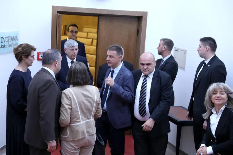 Prije početka sjednice Sabora održana sjednica Kluba zastupnika vladajuće koalicije