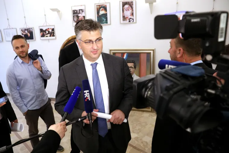 Prije početka sjednice Sabora održana sjednica Kluba zastupnika vladajuće koalicije