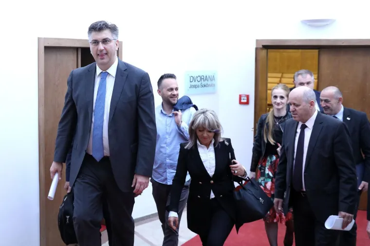 Prije početka sjednice Sabora održana sjednica Kluba zastupnika vladajuće koalicije