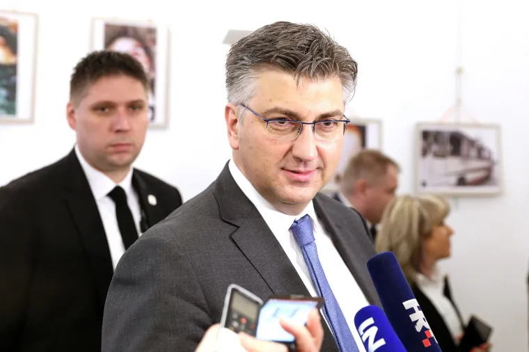 Prije početka sjednice Sabora održana sjednica Kluba zastupnika vladajuće koalicije