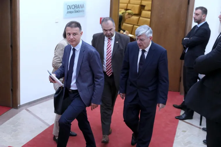 Prije početka sjednice Sabora održana sjednica Kluba zastupnika vladajuće koalicije