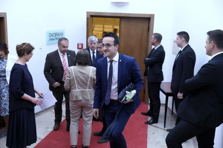 Prije početka sjednice Sabora održana sjednica Kluba zastupnika vladajuće koalicije