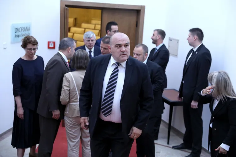 Prije početka sjednice Sabora održana sjednica Kluba zastupnika vladajuće koalicije