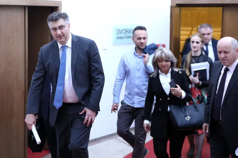 Prije početka sjednice Sabora održana sjednica Kluba zastupnika vladajuće koalicije