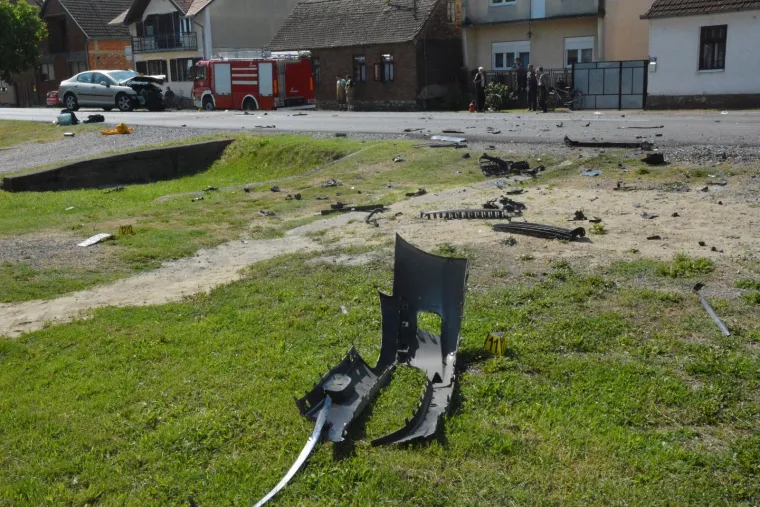 Te&scaron;ka prometna nesreća u Lužanima: Jedna osoba poginula, automobili potpuno smrskani