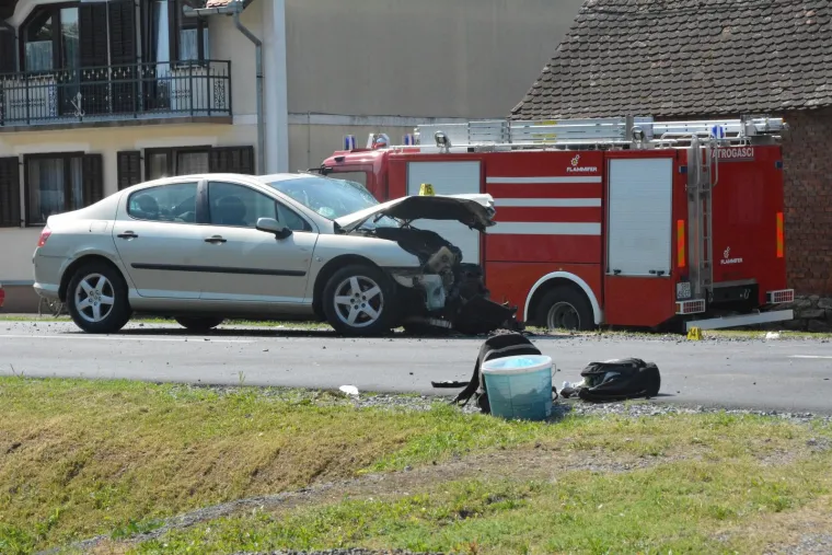 Te&scaron;ka prometna nesreća u Lužanima: Jedna osoba poginula, automobili potpuno smrskani