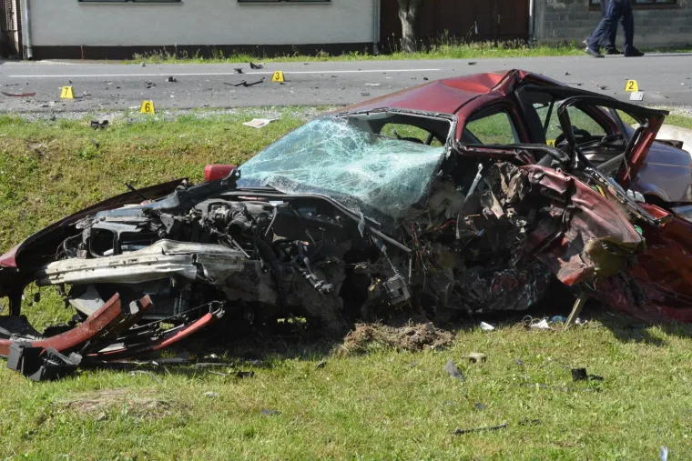 Te&scaron;ka prometna nesreća u Lužanima: Jedna osoba poginula, automobili potpuno smrskani