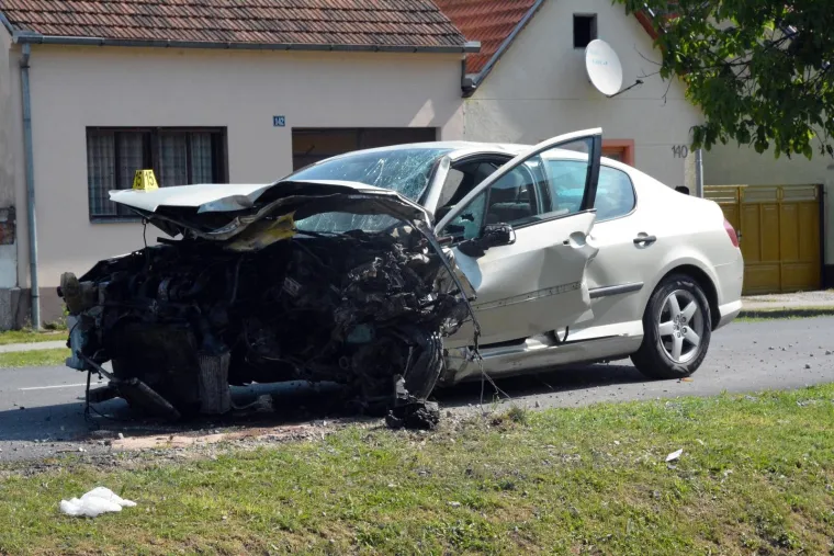 Te&scaron;ka prometna nesreća u Lužanima: Jedna osoba poginula, automobili potpuno smrskani