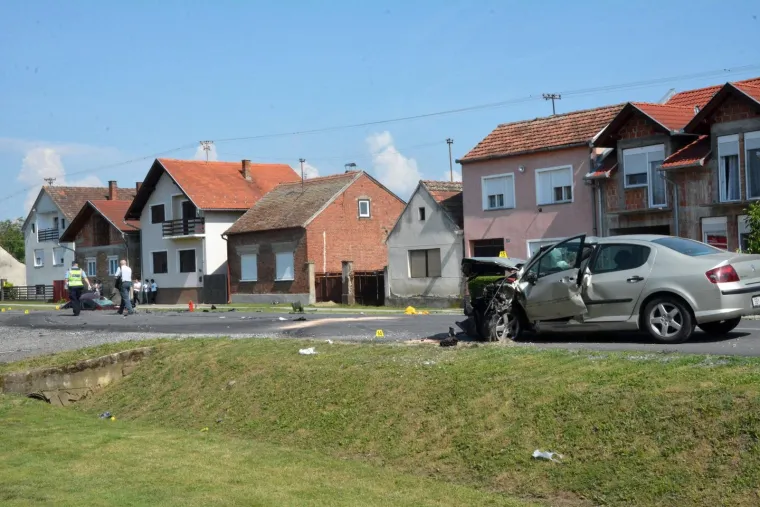 Te&scaron;ka prometna nesreća u Lužanima: Jedna osoba poginula, automobili potpuno smrskani