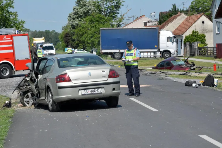 Te&scaron;ka prometna nesreća u Lužanima: Jedna osoba poginula, automobili potpuno smrskani