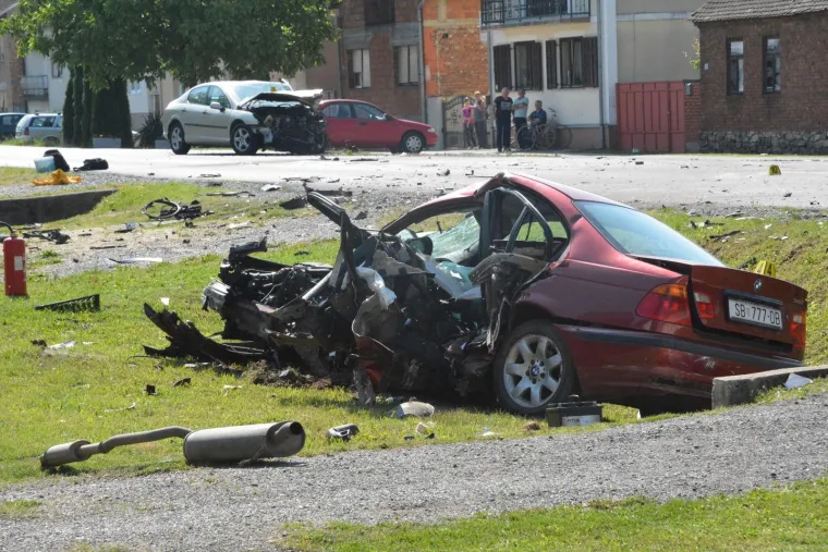 Te&scaron;ka prometna nesreća u Lužanima: Jedna osoba poginula, automobili potpuno smrskani